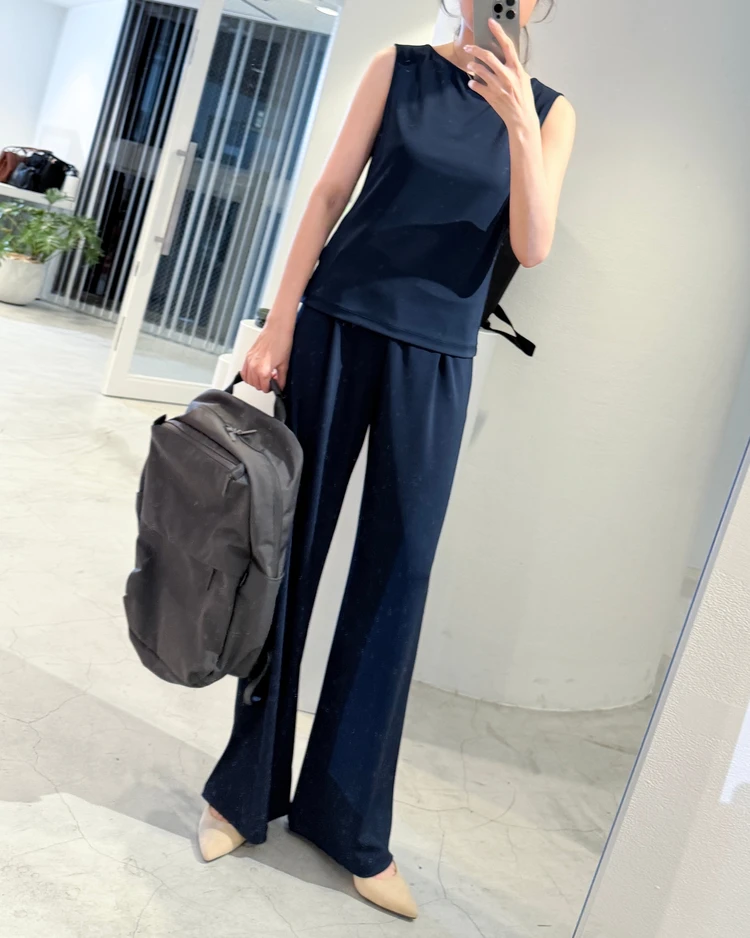 【UNIQLO】【洗濯機で洗える】<br>クレープジャージーボートネックTノースリーブ　￥990（値下げ中）<br>クレープジャージーストレートパンツ　￥2,990