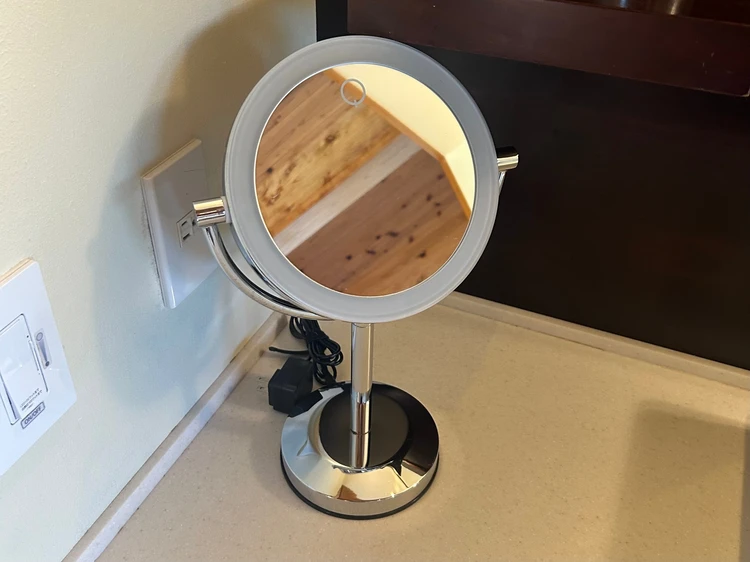 メイクなどに使える鏡。拡大鏡。