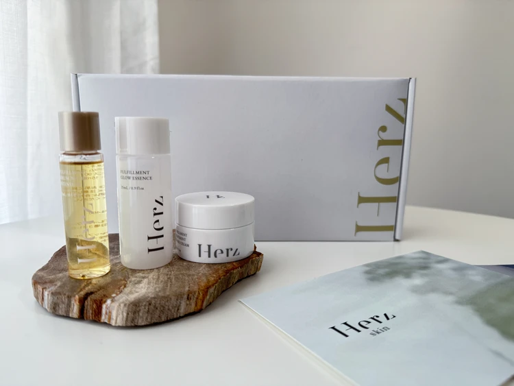 舟山久美子さんプロリューススキンケアブランド「Herz」を並べて写真に撮ってみた