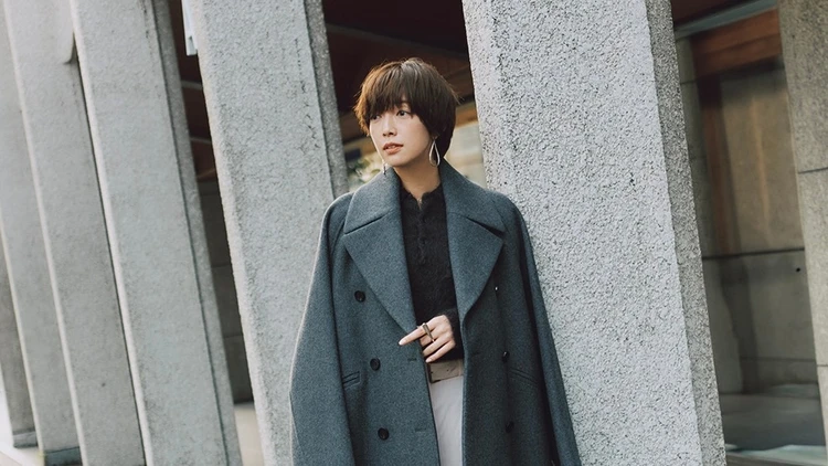 【ポロニットコーデ】端正なピーコートに仕込んでハンサムに着こなす【BAILA今日のコーデ】