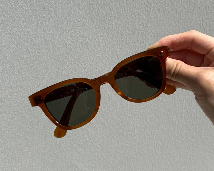 大人カジュアルに似合う！『ayame』のサングラスで夏を楽しむ_2