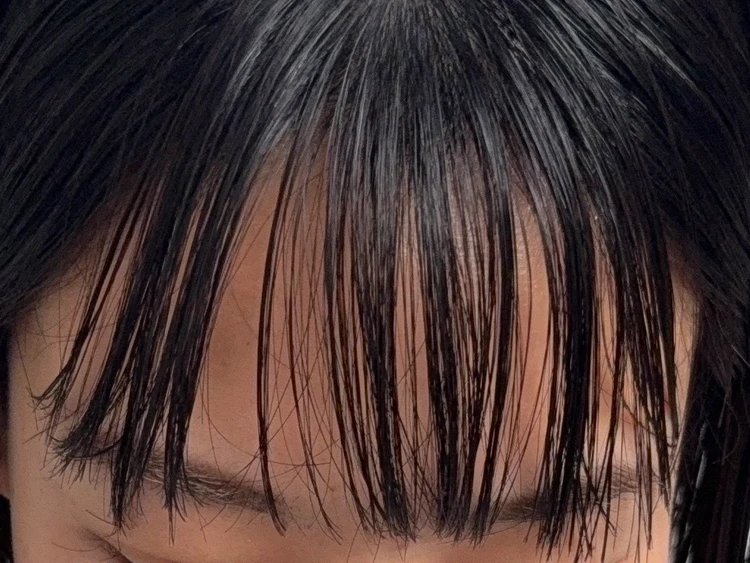 ドライシャンプー使用前 汗でベタついた前髪を気にする女性