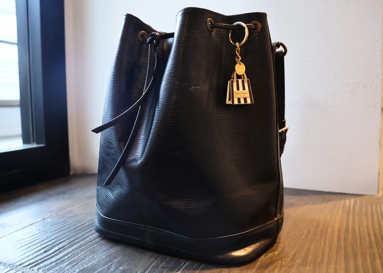 【LOUIS VUITTON（ルイ・ヴィトン）】バケツバッグにHENRI BENDELのチャームで大人モノトーンな"バッグインバッグ" #ファッション部_1