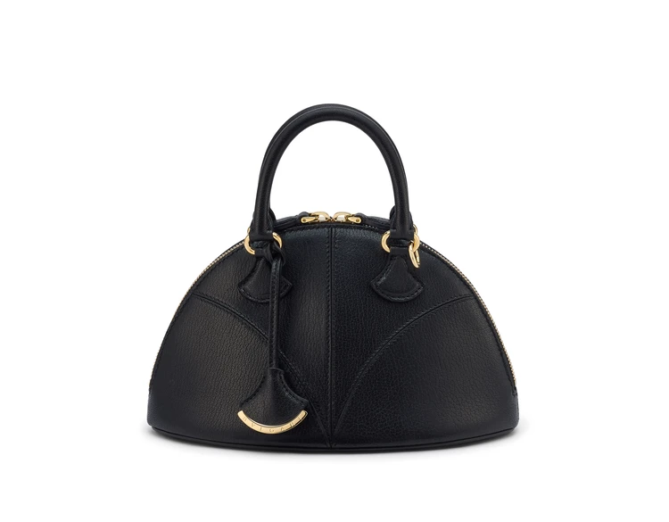 ブルガリ ディーヴァ ドリーム バッグ(W23×H15×D12cm)¥401500(ゴートレザー/ブラック)