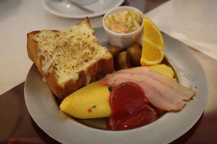 【大阪】“元銀行”の美建築でふわとろフレンチトースト。天井高10mの吹き抜けで味わうモーニング<パンとエスプレッソと堺筋倶楽部>_7