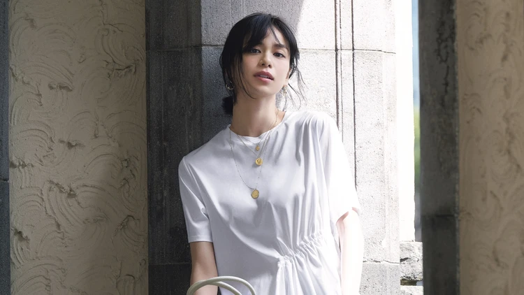 【ひとクセTシャツコーデ】コインネックレスを合わせ、スタイリッシュな甘さをオン【BAILA今日のコーデ】