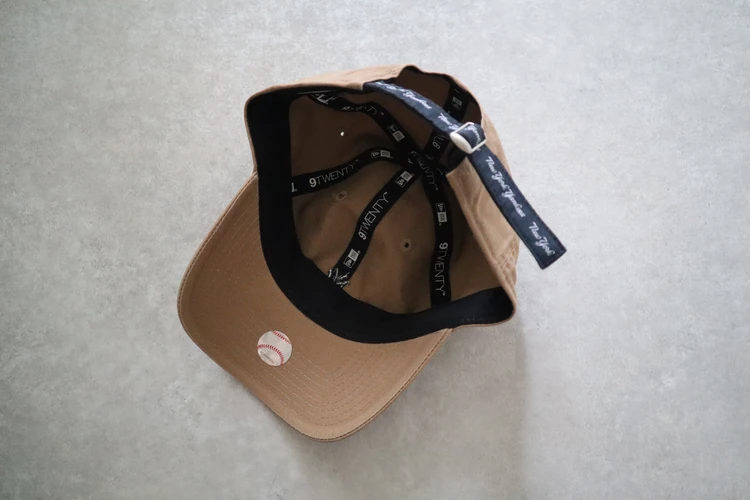 NEW ERA ニューエラ　キャップ　コーデ 9TWENTY MLB Mini Logo カーキ　コーデ　きれいめ　30代　ファッション　後ろ　デザイン