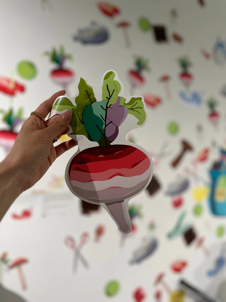 ロエベオリジナルステッカーを壁や床の好きな所にペタ♬体験型が楽しい！