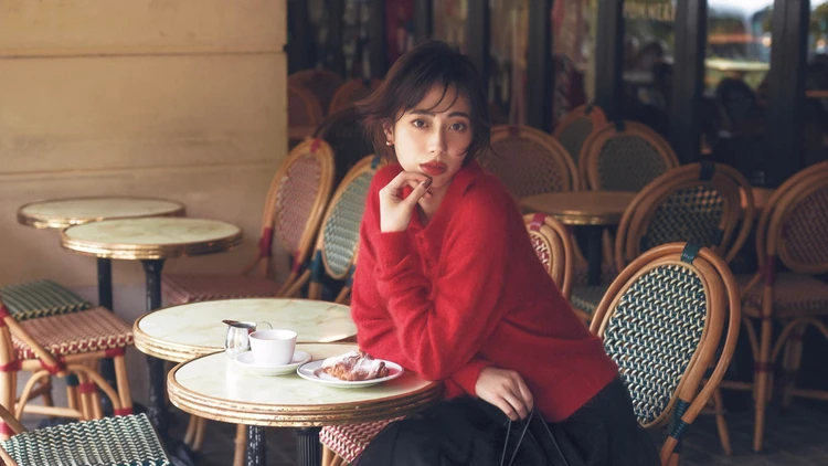 【スニーカーコーデ】レディライクな着こなしにはローテクがマッチ【BAILA今日のコーデ】