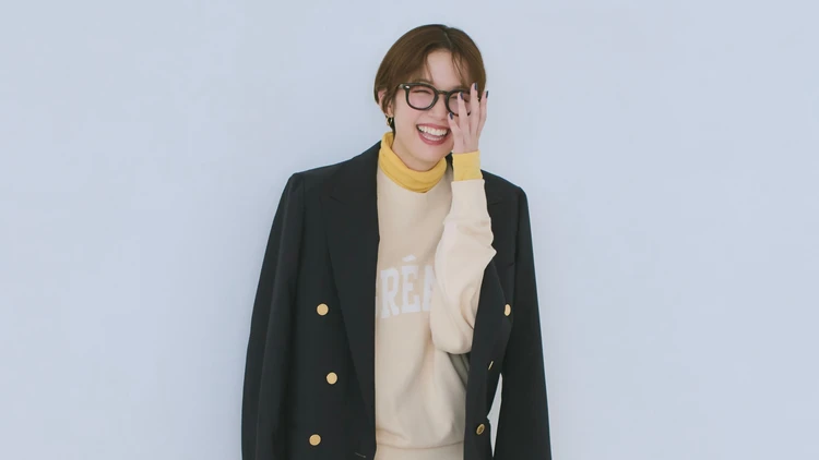 【ジャケットコーデ】柔らか色のスウェットでハンサムなジャケットに親しみを【BAILA今日のコーデ】