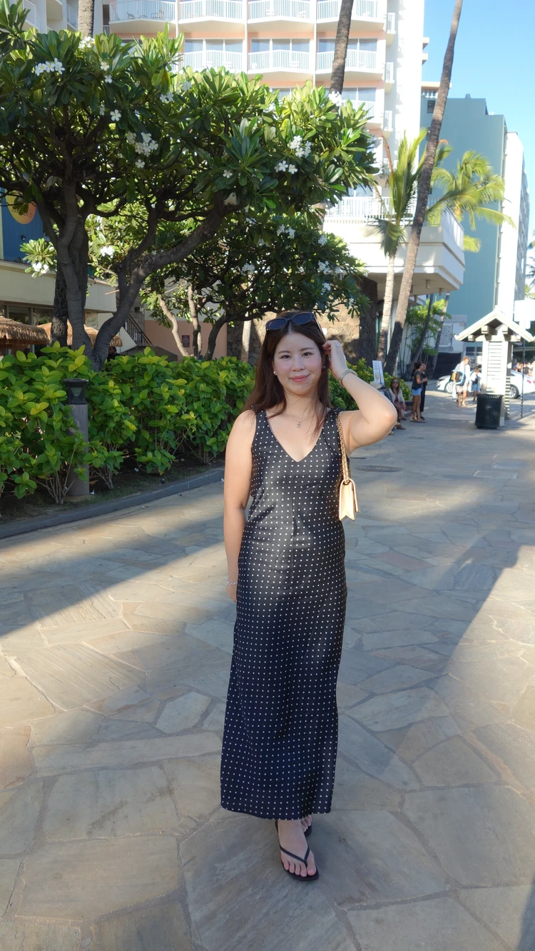 Gentle Monsterのブラウンサングラスを合わせたハワイのディナーコーデ。