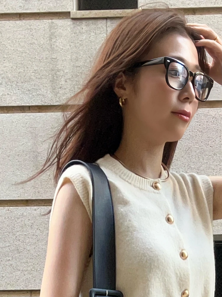 H＆M ファインニットベストを着用した残暑コーデ 伊達メガネ合わせ