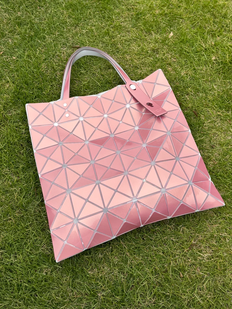 【BAO BAO ISSEY MIYAKE】人気すぎて出会えない!LUCENT METALLICのピンクを購入しました♡_2_1