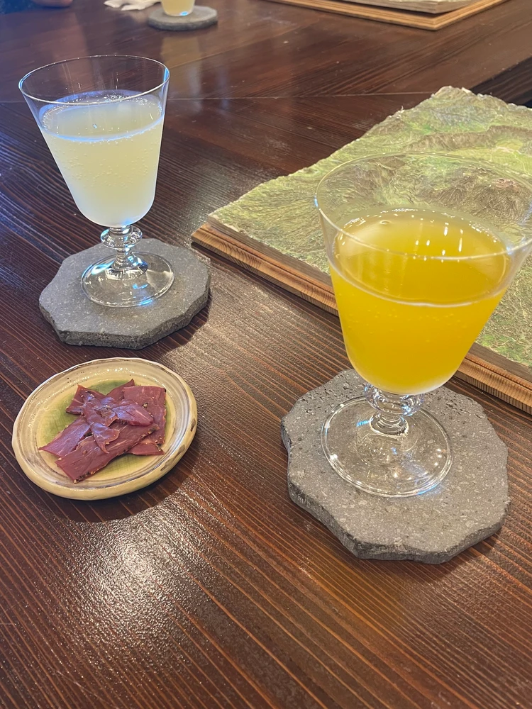 ドリンクとあか牛ジャーキー