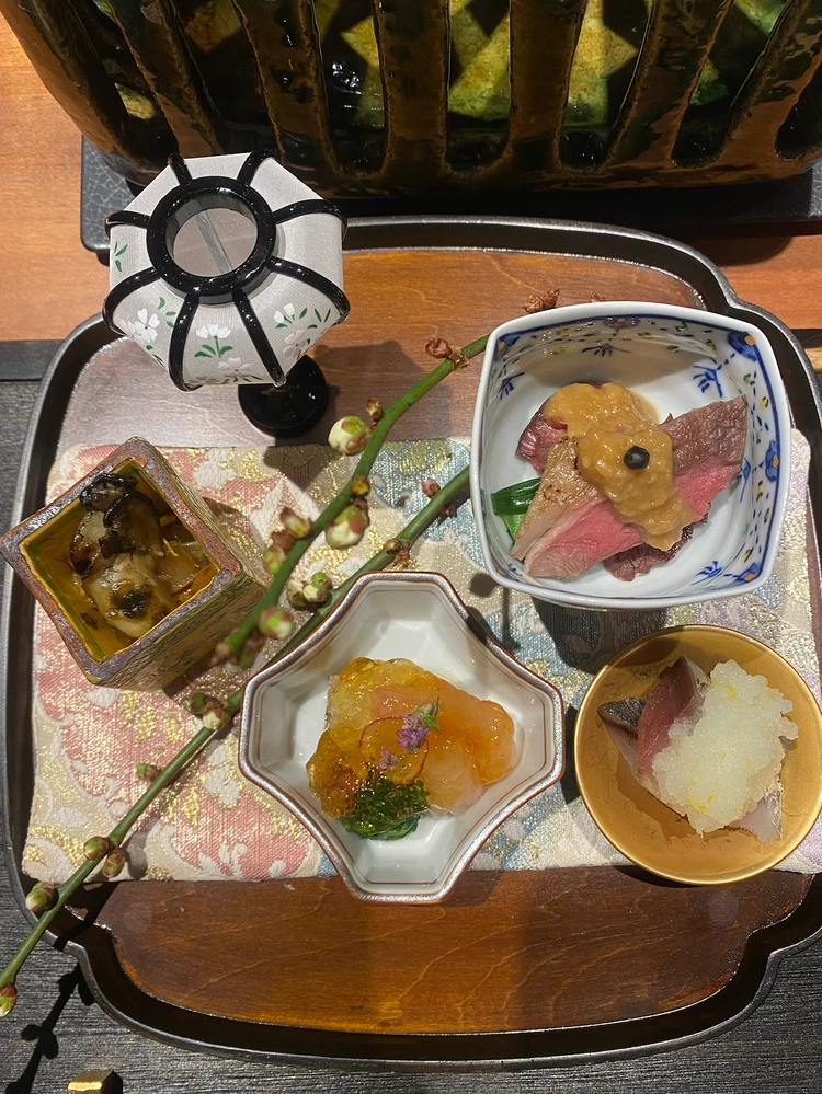 小さいお皿に乗った4種類の前菜 