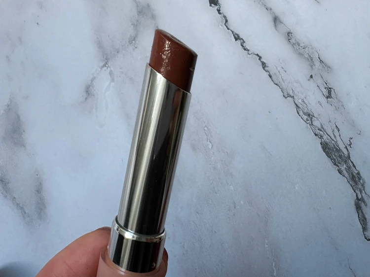 色味はブラウンみのある深みのあるカラー