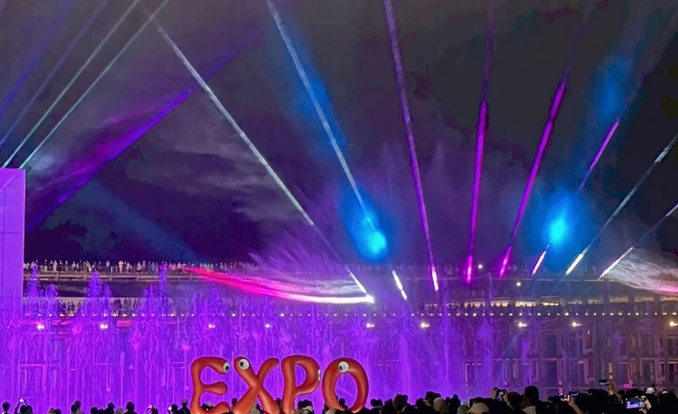 大阪万博の水上ショー 「アオと夜の虹のパレード」