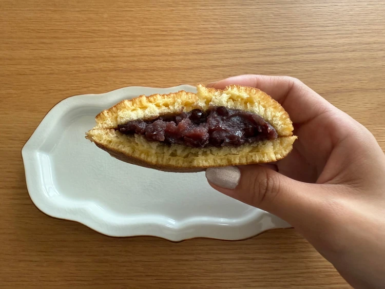 ふわふわの生地に、上品な甘さの粒あんがぎっしり!一度食べたら忘れられない味