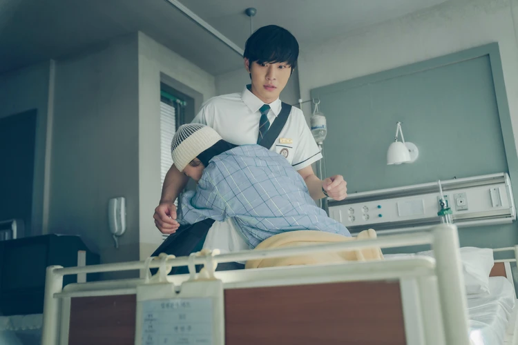 いつかの君に　見舞いにきたヒーローに抱き着くヒロイン