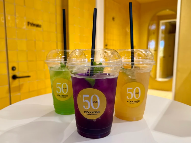 「ロクシタン 50の秘密」無料オリジナルドリンクを並べた写真