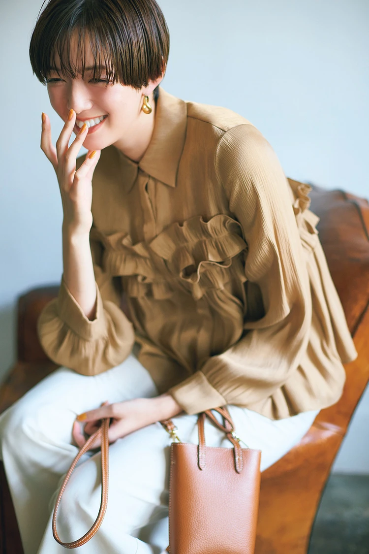 佐藤栞里 落ち感フリルブラウス