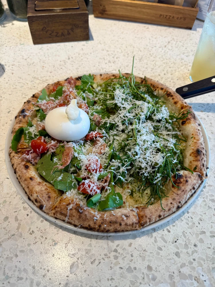 Pizza 4P’s ハーフ&ハーフでオーダーしたピザ