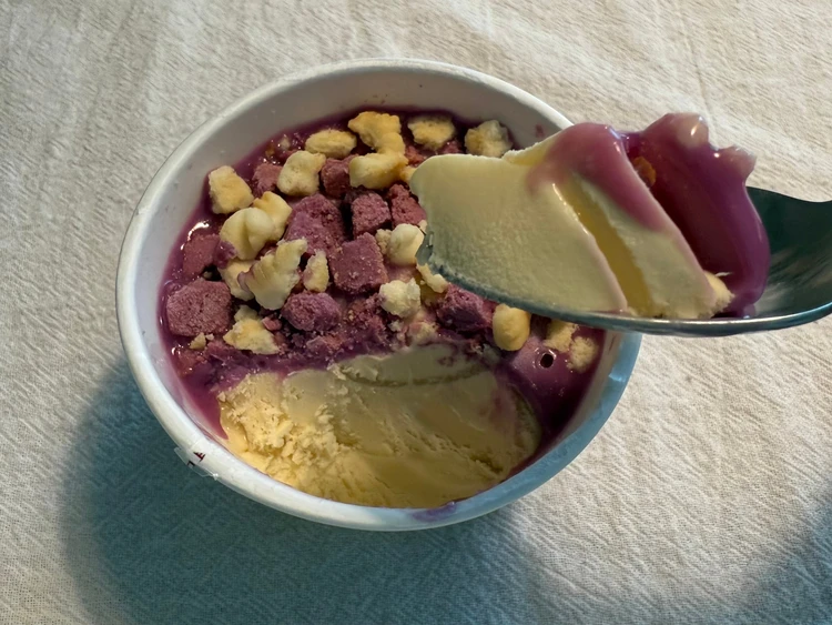 おさつバターアイスには蜜芋ソースが練り込まれています