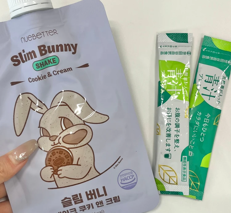 会社のデスクに常備しているプロテインと青汁