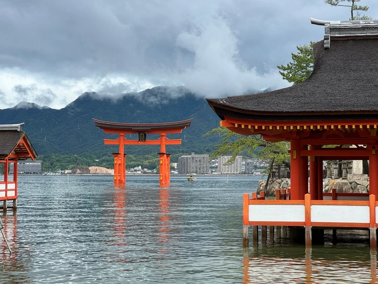 厳島神社　満潮時　大鳥居　宮島　パワースポット