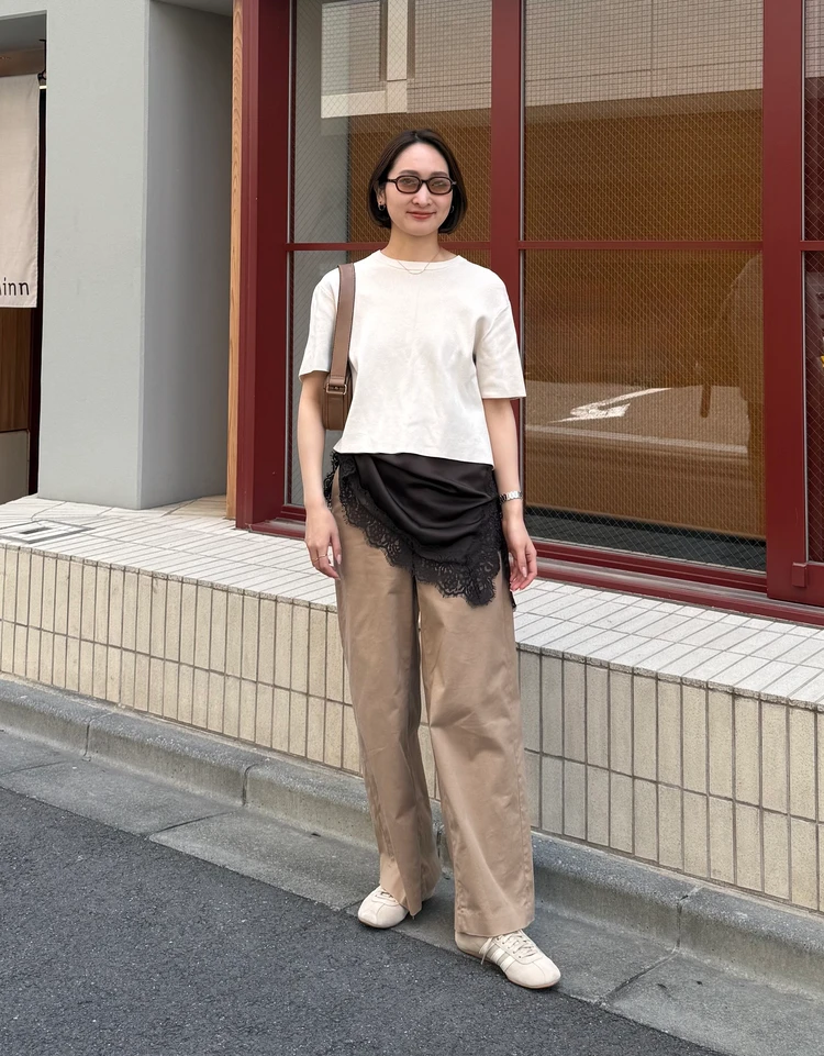 NUEFサングラスを合わせたレースキャミコーデ
