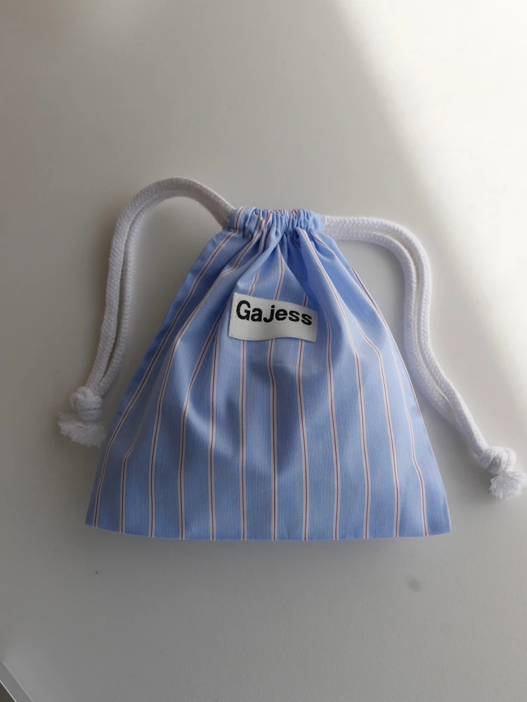 ＜Sleepy Long Pants＞と同じ素材を使用した限定の巾着型ポーチ