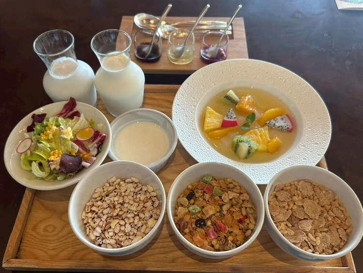 星のや竹富島のシリアルブレックファスト｜グラノーラ・フルーツ・ヨーグルトの朝食