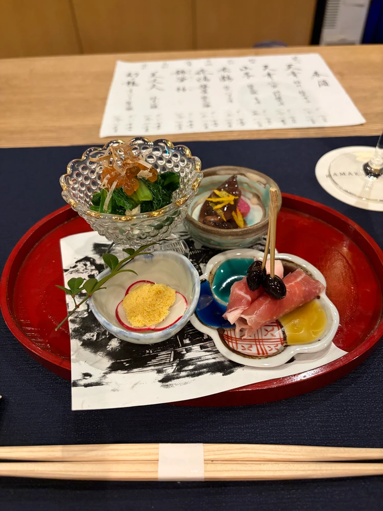 ひと皿ずつ丁寧に運ばれてくる和のコース料理
