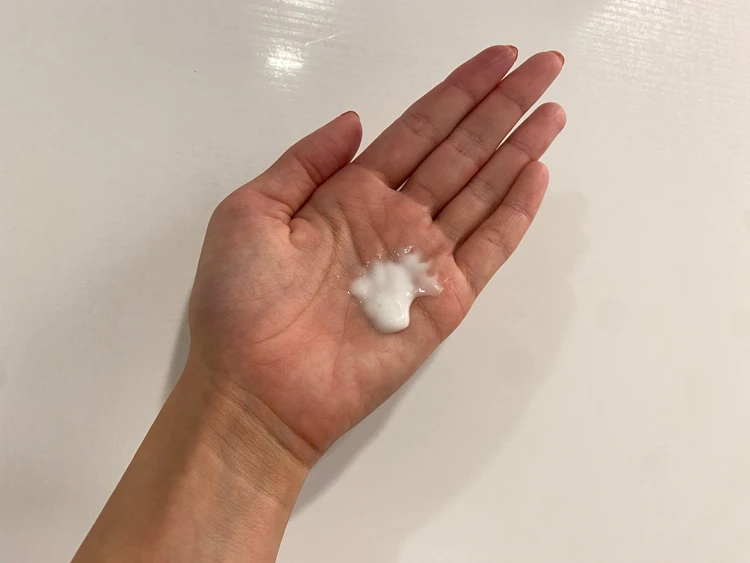 お風呂で使う うるおいミルク  ビオレuを手に出してみた