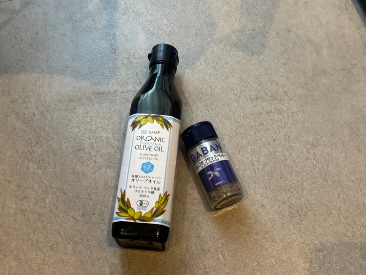 オリーブオイル、ブラックペッパー