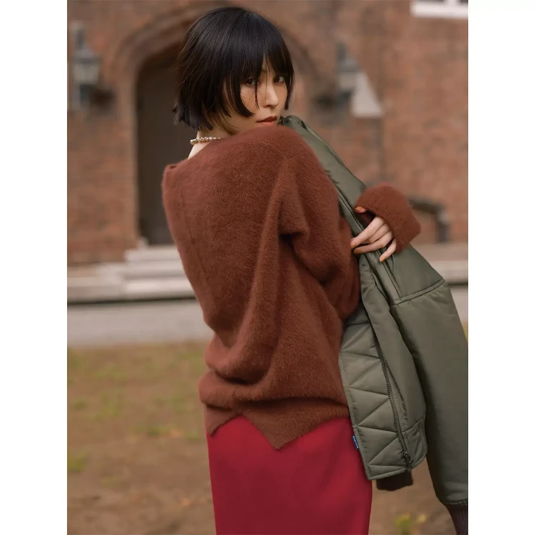 コラボニットを着たモデル