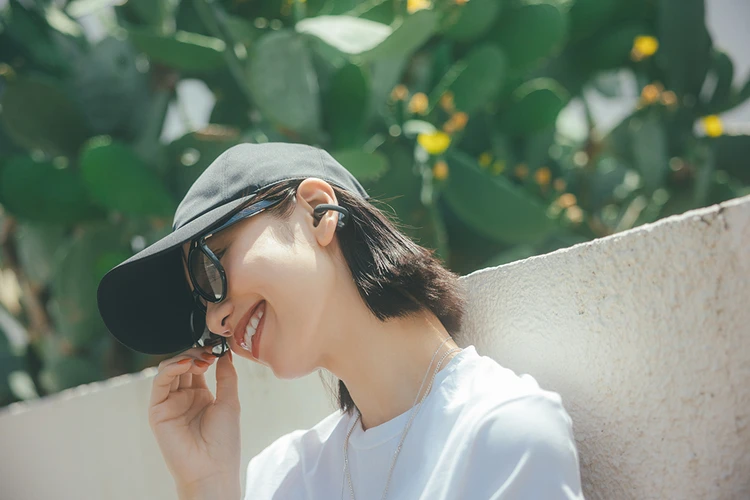 佐藤晴美 イヤカフ型イヤホン「OPENDOTS ONE」
