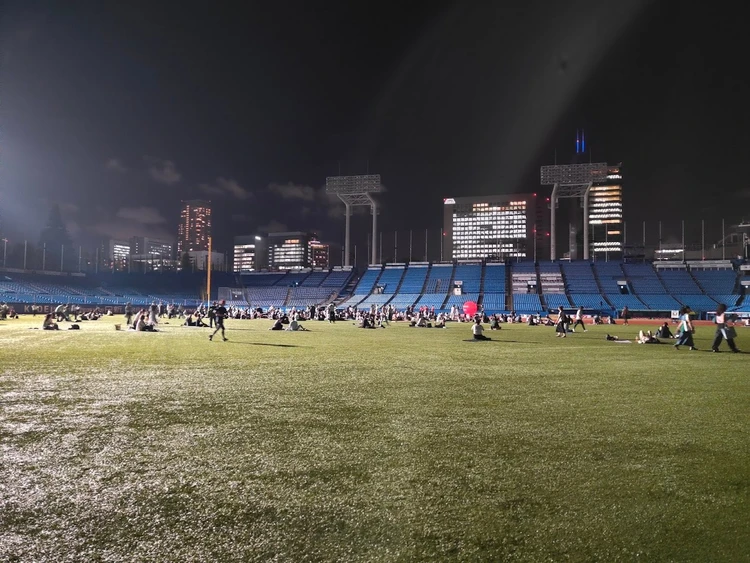 神宮スタジアムナイトヨガ