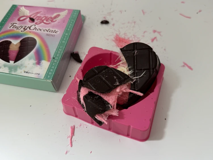 割ったら中からピンクとホワイトの繊維が。。