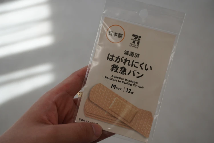 【リアルなコスメポーチの中身】絆創膏