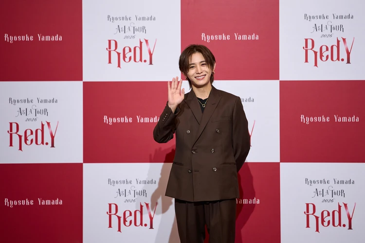 カメラに手を振るRyosuke Yamadaさん