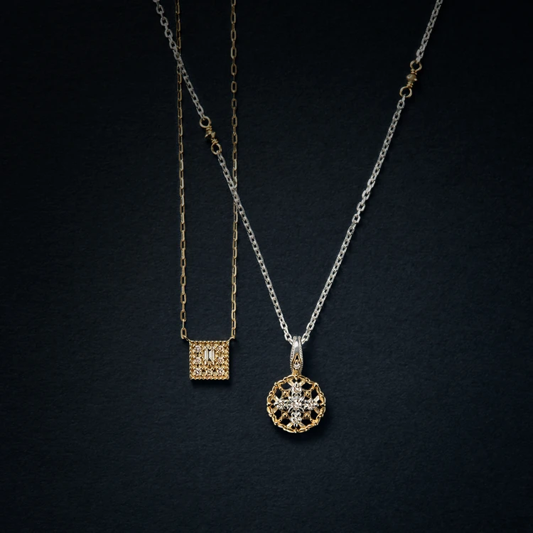 NECKLACE　（左）￥66,000 （右）￥49,500 ※数量限定