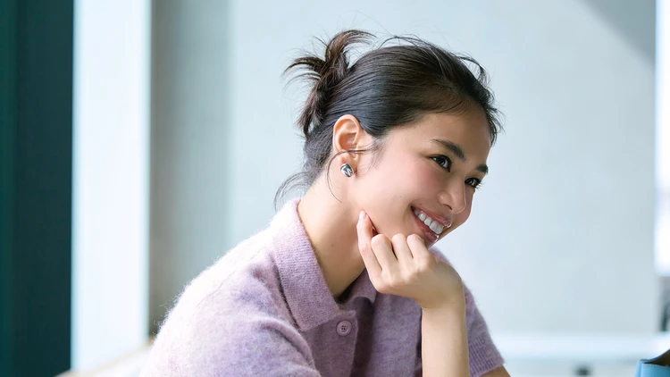 【きれい色ニットコーデ】大人に似合うラベンダーで多幸感を加速【BAILA今日のコーデ】