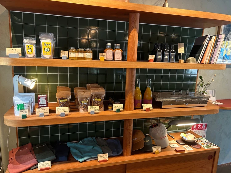 Parklet Bakeryのグロサリースペース。はちみつ・グラノーラ・オリジナルグッズ・塩etc