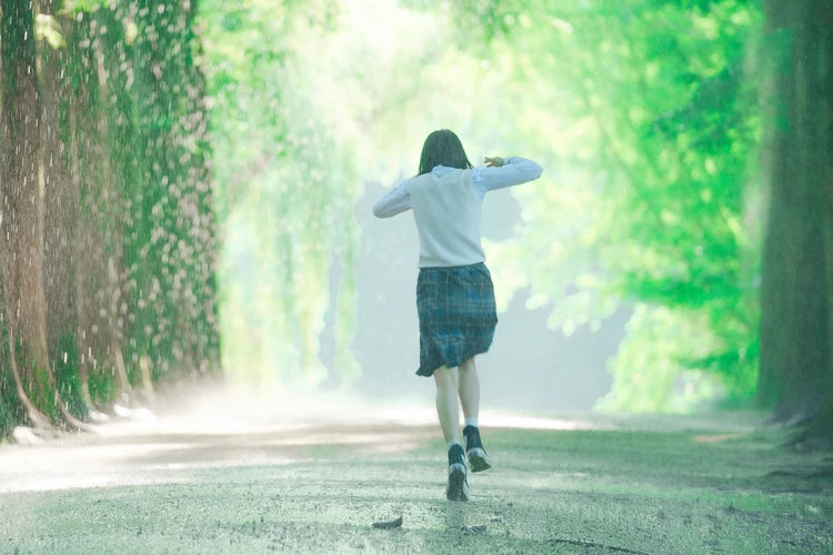 いつかの君に　天気雨の中、並木道を走るヒロイン