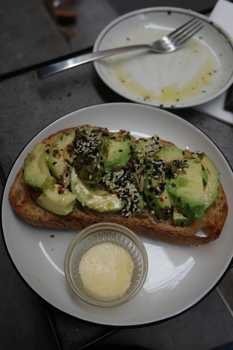 メルボルンのCBDで朝ごはん｜CODE BLACK COFFEEのアボカドトーストは一味違う！？_1_3