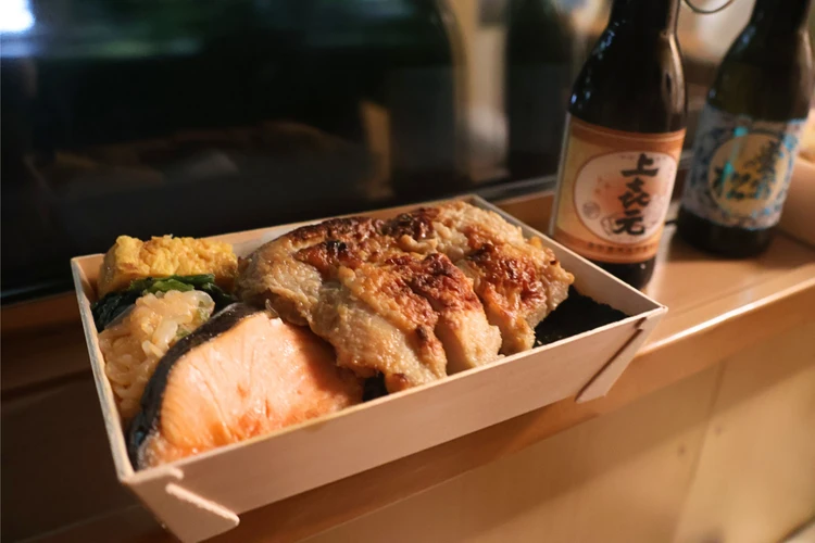 サンライズ車内で味わう海苔弁と日本酒