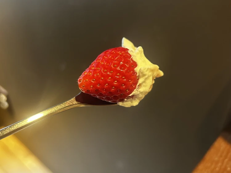 スプーンに載せられた、フレッシュないちごの接写。