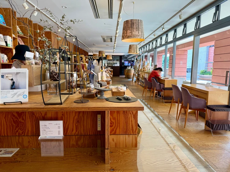 リゾナーレ八ヶ岳 BOOKS&CAFE 店内の雰囲気
