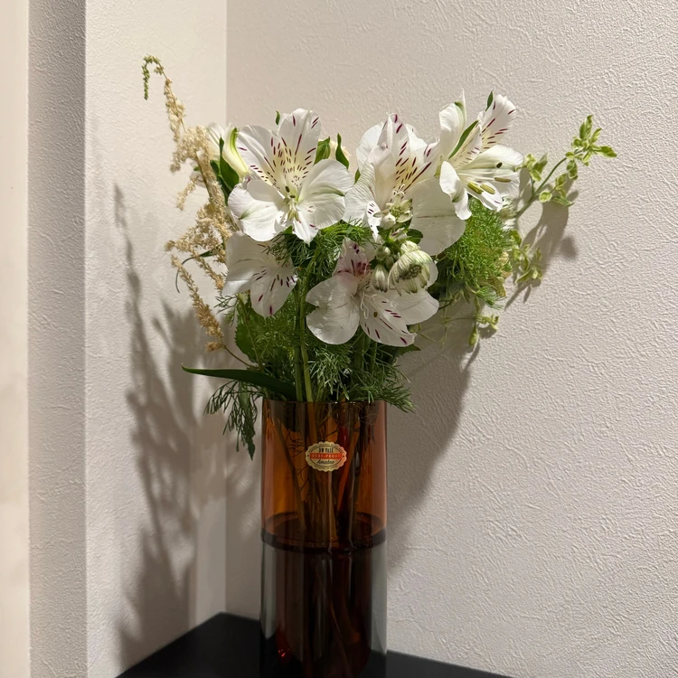 白の花と花瓶の写真